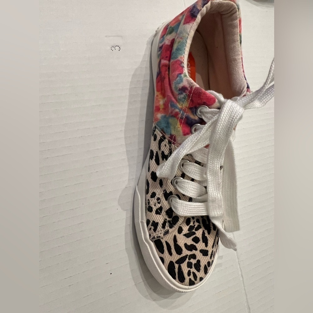 ROCKET DOG LOW TOP LADIES SNEAKERS
LEOPARD PRINT/TIE DYE . SIZE 7 - Picture 2 of 5